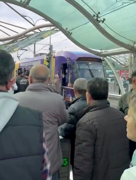 Sirkeci'de tramvay raydan çıktı: Seferler aksadı